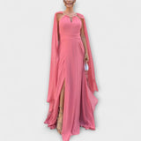 Mabel - Elegante Maxikleider mit Cape und hohem Schlitz