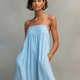Minimalistisches, gestreiftes Maxikleid für Damen mit roten Akzenten und Spaghettiträgern