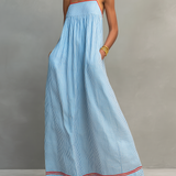 Minimalistisches, gestreiftes Maxikleid für Damen mit roten Akzenten und Spaghettiträgern
