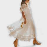Midi-Kleid Lacey mit V-Ausschnitt und kurzen Ärmeln
