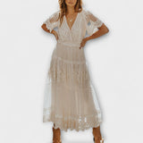Midi-Kleid Lacey mit V-Ausschnitt und kurzen Ärmeln