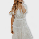 Midi-Kleid Lacey mit V-Ausschnitt und kurzen Ärmeln