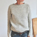 Speckled knit sweater with ribbed crew neck and long sleeves, light gray