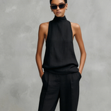 Elegantes Damen-Set in Schwarz mit rundem Ausschnitt, ärmellosem Oberteil und Hose.