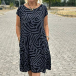 Black zebra-pattern summer dress, round neckline, short sleeves, knee length