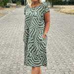 Green zebra-print summer dress with round neck and short sleeves, relaxed knee length