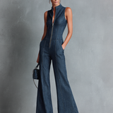 Dunkelblauer, ärmelloser Jumpsuit im Retro-Stil für Damen mit Stehkragen, ausgestelltem Schnitt und Reißverschluss vorne.