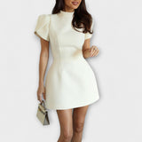 Lily - Mini-Kleid mit Rückenausschnitt und Schleife, kurzärmlig