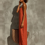 Rotes Damenkleid mit Spaghettiträgern und eckigem Ausschnitt, zeitloser Boho-Resort-Stil