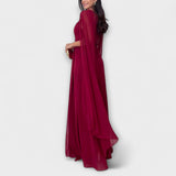 Mabel - Elegante Maxikleider mit Cape und hohem Schlitz
