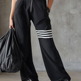 Retro-inspirierter schwarzer ärmelloser Kapuzen-Jumpsuit mit sportlichen Spitzenstreifen