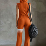Retro-inspirierter schwarzer ärmelloser Kapuzen-Jumpsuit mit sportlichen Spitzenstreifen