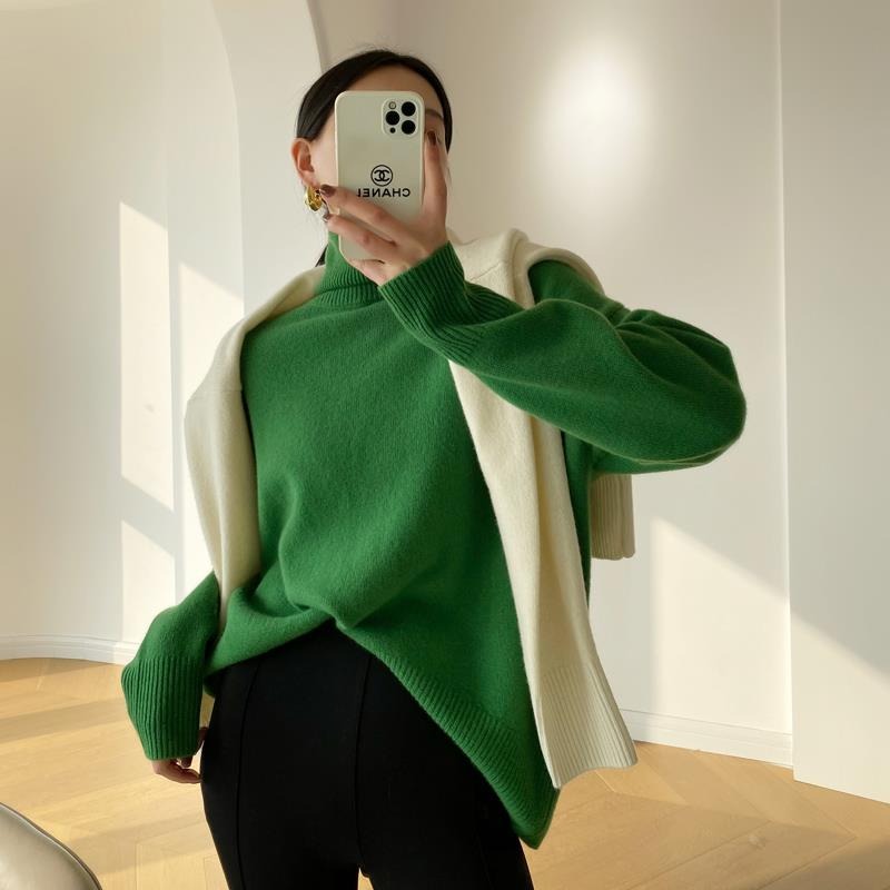 Green long-sleeve turtleneck knit pullover with ribbed cuffs