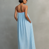 Minimalistisches, gestreiftes Maxikleid für Damen mit roten Akzenten und Spaghettiträgern