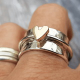 Mireia - Silberring mit goldenem Herzen