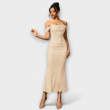 Ione - Figurbetontes Kleid mit schulterfreien und Raffung