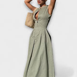 Ärmelloses kurzes Kleid mit Falten und taillierter Midi-Silhouette