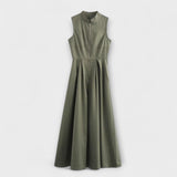 Ärmelloses kurzes Kleid mit Falten und taillierter Midi-Silhouette