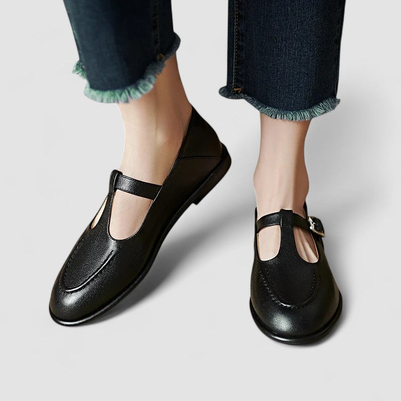 Black Mary Jane shoes with low heel, side strap and metal buckle