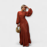 Elegante plissierte Kleider mit langen Ärmeln