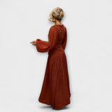Elegante plissierte Kleider mit langen Ärmeln