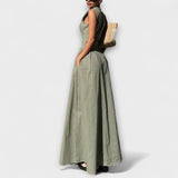 Ärmelloses kurzes Kleid mit Falten und taillierter Midi-Silhouette