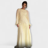 Elegante plissierte Kleider mit langen Ärmeln
