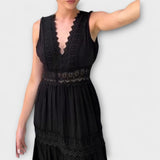 Aurélie - Elegantes Spitzenkleid mit V-Ausschnitt