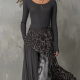 Maxi-Kleid mit grauen Streifen und Leopardenmuster, unregelmäßiger Saum