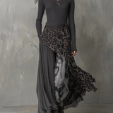 Maxi-Kleid mit grauen Streifen und Leopardenmuster, unregelmäßiger Saum