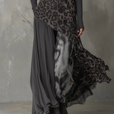 Maxi-Kleid mit grauen Streifen und Leopardenmuster, unregelmäßiger Saum