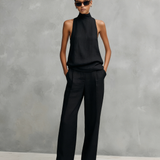 Elegantes Damen-Set in Schwarz mit rundem Ausschnitt, ärmellosem Oberteil und Hose.