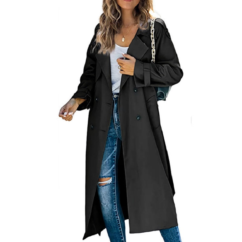 Long black coat with long sleeves and front buttons