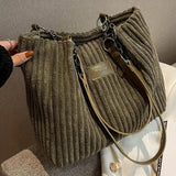 Alvhilde | Weiche gerippte Tasche mit stylischer Metallkette