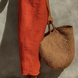 Rotes Damenkleid mit Spaghettiträgern und eckigem Ausschnitt, zeitloser Boho-Resort-Stil
