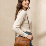 Finbjørg | Kleine und vielseitige Tasche in goldenem Cognac-Ton