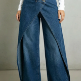 Vintage-inspirierte High-Waisted Denim-Jeans mit Rüschenbund und Bindegürtel