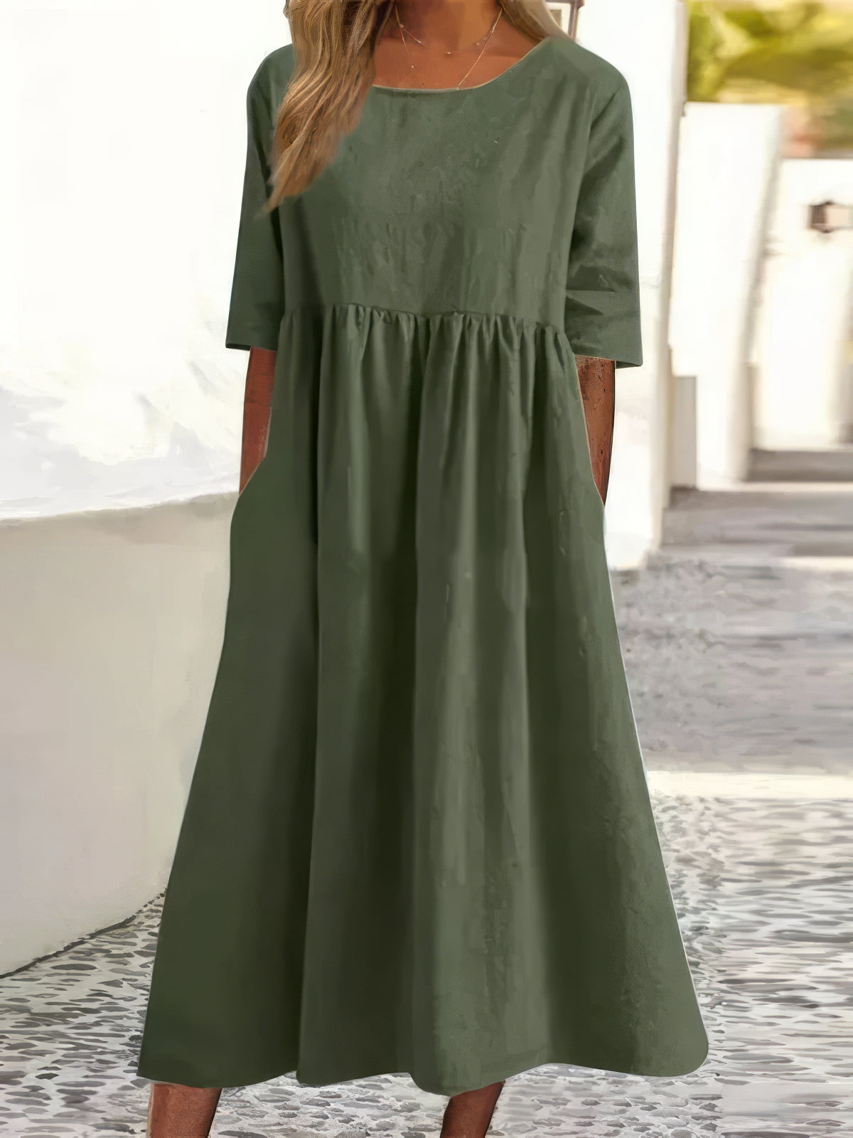 Green cotton round-neck dress with short sleeves and gathered waist